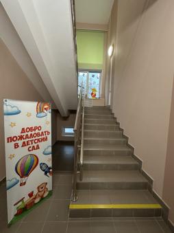 На проступях краевых ступеней лестничных маршей нанесены полосы желтого цвета, контрастные с поверхностью ступеней