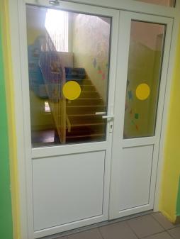 На прозрачных полотнах дверей (стекла) предусмотрена яркая контрастная маркировка для организации доступа слабовидящих людей.