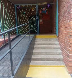 Первая и последняя ступени лестницы выделены цветом.